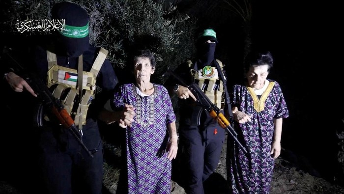 Hamas Bebaskan Dua Wanita Israel yang Disandera Sayap militer Hamas, Brigade Al-Qassam, membebaskan dua wanita Israel yang disanderanya di wilayah Jalur Gaza. Kedua wanita Israel itu adalah Yocheved Lifshitz (85) dan Nurit Cooper (79).