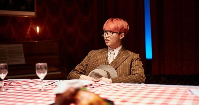 Sebelumnya Hans Sama dikenal dengan rambut yang diwarnai dan mengenakan kacamata. Tapi dalam potret terbaru, ia meninggalkan ciri khas itu yang menonjolkan fitur wajah. Foto: Instagram