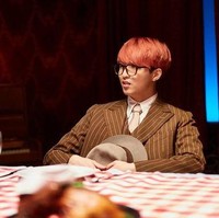 Sebelumnya Hans Sama dikenal dengan rambut yang diwarnai dan mengenakan kacamata. Tapi dalam potret terbaru, ia meninggalkan ciri khas itu yang menonjolkan fitur wajah. Foto: Instagram