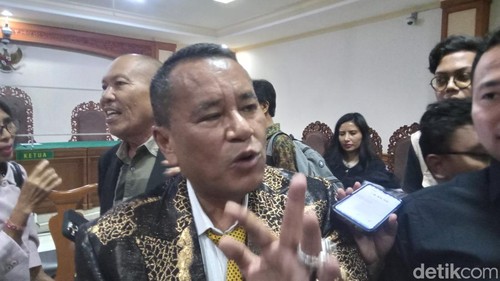 Hotman Paris di PN Tipikor Denpasar, Selasa (24/10/2023). (Aryo Mahendro/detikBali)