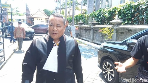 Hotman Paris saat tiba di PN Tipikor Denpasar, Selasa (24/10/2023). (Aryo Mahendro/detikBali)