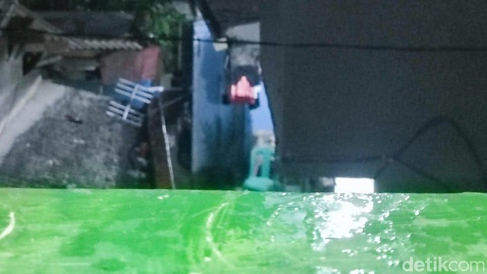 Hujan deras di kawasan Mampang Jaksel pukul 23.01 WIB (Wilda/detikcom).