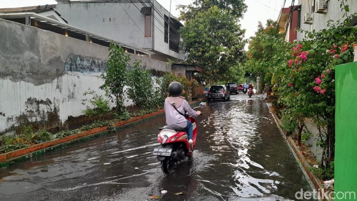 Hujan deras di Makassar menyebabkan jalanan tergenang air. Hujan deras di Makassar menyebabkan jalanan tergenang air.