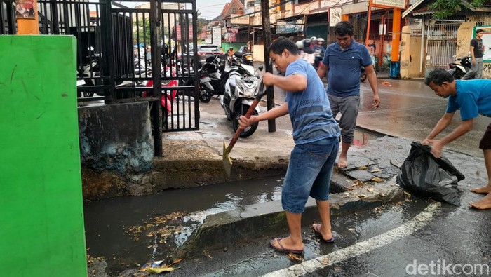 Hujan deras di Makassar menyebabkan jalanan tergenang air. Hujan deras di Makassar menyebabkan jalanan tergenang air.