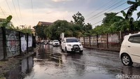 Foto: Sejumlah kendaraan mengurangi kecepatan saat melintas di Jalan Yusuf Daeng Ngawing yang tergenang air usai dilanda hujan deras. (Muhammad Darwan/detikSulsel)