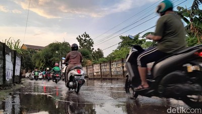 Penampakan Genangan Air di Jalanan Makassar Usai Hujan Deras Pascakemarau
