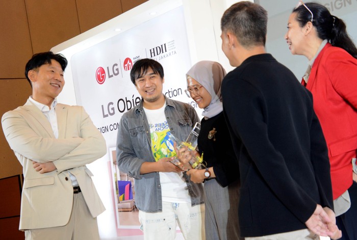 LG Objet Design Competition memilih tiga pemenang yang mewakili karya terbaik dari kedua kategori yang dipertandingkan, Mahasiswa dan Professional. Mereka berhak menyabet total hadiah Rp 200 juta.