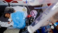 Wateen dirawat di sebuah rumah sakit Nasser di Khan Younis, Gaza.