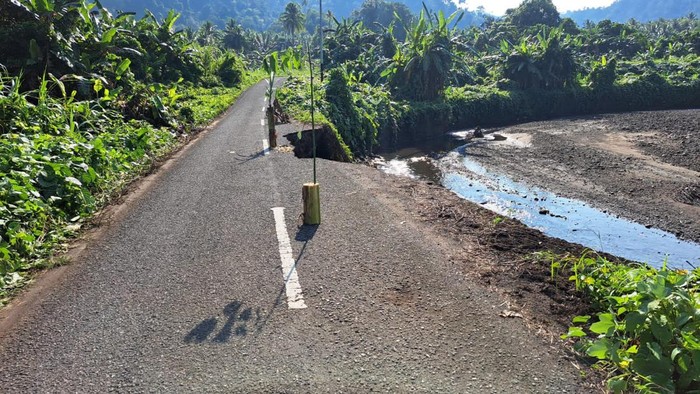 Jalan ambles di Tidore Kepulauan.