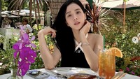 Kepada lebih dari 76 juta followers di Instagram, wanita 28 tahun ini sering membagikan momen seru. Saat di The Beverly Hills Hotel, California, ia tampak menyantap roti dan minuman jeruk dingin. Foto: Instagram sooyaaa__