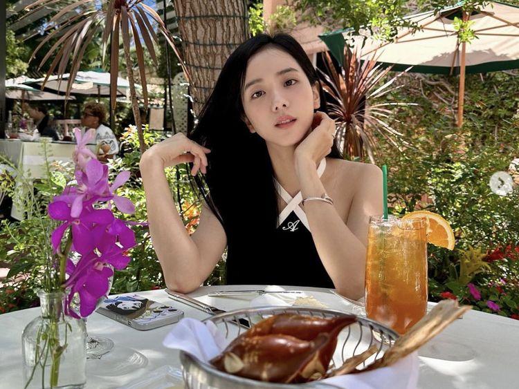 Jisoo BLACKPINK Makan Enak di Paris hingga Los Angeles, Intip Momennya!