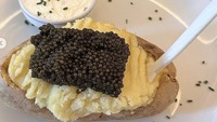 Di Paris, Jisoo BLACKPINK tak melewatkan kulineran. Ia mencoba kentang tumbuk dengan cream dan topping caviar yang istimewa. Foto: Instagram sooyaaa__