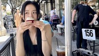 A cupcake lover, tulis Jisoo BLACKPINK di keterangan foto. Ia tampak memegang red velvet cupcake yang menggiurkan. Saat itu Jisoo tengah berada di Los Angeles. Foto: Instagram sooyaaa__
