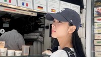 Masih di New York, Jisoo BLACKPINK mampir ke food truck yang menyediakan aneka makanan Eropa. Tersedia juga kaldu daging dan ayam di sana. Kira-kira Jisoo pilih apa ya? Foto: Instagram sooyaaa__