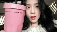 Lewat foto ini, Jisoo BLACKPINK menunjukkan kalau ia pencinta kopi. Pelantun Flower ini memegang tumbler kolaborasi BLACKPINK dengan Starbucks. Foto: Instagram sooyaaa__