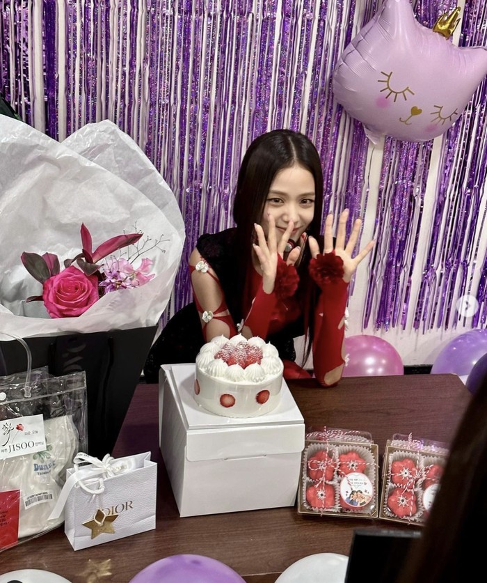 Jisoo 'BLACKPINK' Makan Enak di Paris hingga Los Angeles, Intip Momennya!
