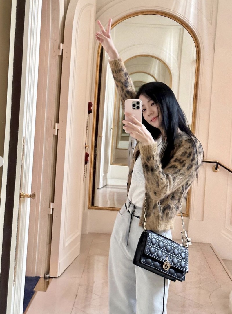 Jisoo 'BLACKPINK' Makan Enak di Paris hingga Los Angeles, Intip Momennya!