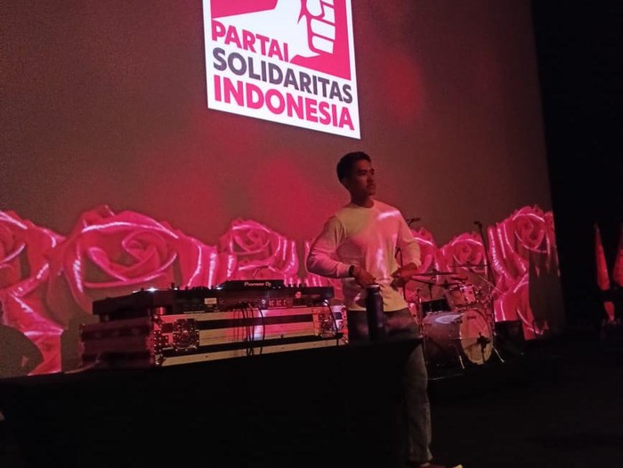 Kaesang Pangarep nge-DJ saat persiapan konser Ojo Rungkad.