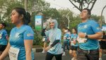 Kala Peserta Jakarta Marathon Beraksi di Water Station