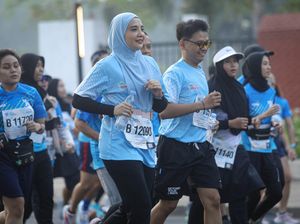 Kala Peserta Jakarta Marathon Beraksi di Water Station