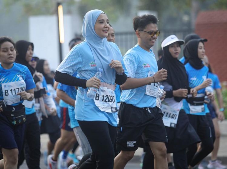 Kala Peserta Jakarta Marathon Beraksi di Water Station