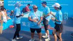 Kala Peserta Jakarta Marathon Beraksi di Water Station