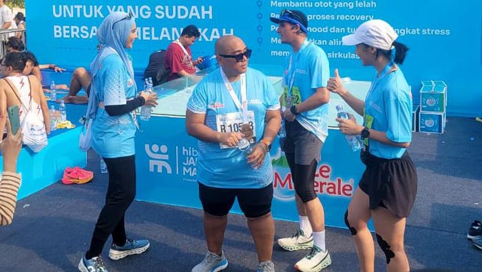 Kala Peserta Jakarta Marathon Beraksi di Water Station Para peserta Jakarta Marathon mengapresiasi standar pelaksanaan yang berkualitas, terutama menyangkut penyediaan water station yang sangat memadai baik dari sisi jumlah maupun kualitas air mineral yang dipilihnya.