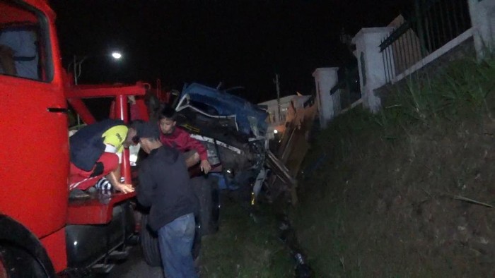 kecelakaan beruntun di Jalan Raya Puncak