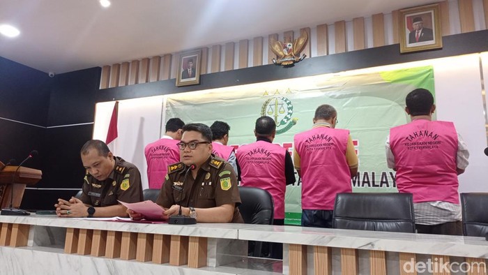 Kejaksaan Negeri Kota Tasikmalaya menahan 5 tersangka kasus korupsi proyek pemeliharaan Jalan Sule Setianegara, Kecamatan Cibeureum, Kota Tasikmalaya.