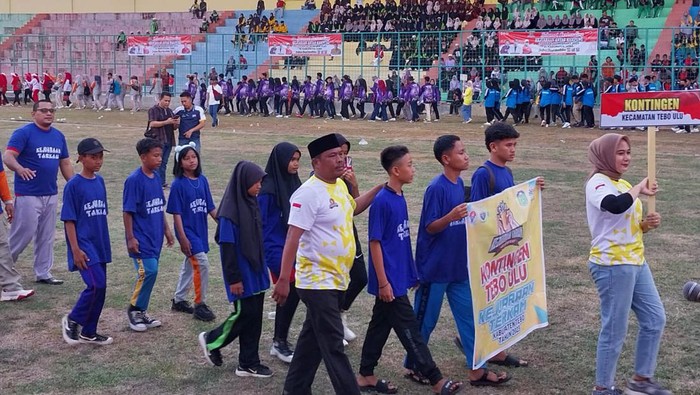 Opemening ceremony Kejuaraan Tarkam Kabupaten Tebo berlangsung meraih di Stadion Sri Maharaja Batu, Senin 23 Oktober 2023. Sebanyak 2000 orang antusias menjalani kegiatan ini.