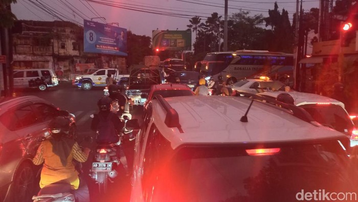 Kemacetan di Simpang Lima Banjarsari Solo, Selasa (24/10/2023) sore.