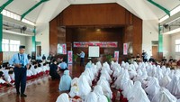 Meski cuma sehari, tapi kami yakin apa yang kami lakukan ini mampu memberi arti kepada seluruh siswa, tutur Koordinator Kemenkeu Mengajar 8 pada SD Al Hikmah, Achmad Suyanto. (Foto: Kemenkeu Mengajar 8 Surabaya)