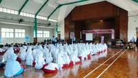 Relawan pengajar dan fasilitator Kemenkeu Mengajar 8 di SD Al Hikmah terdiri dari 18 orang pegawai Kementerian Keuangan dari berbagai Unit Eselon 1 dan Special Mission Vehicle (SMV) Kementerian Keuangan. (Foto: Kemenkeu Mengajar 8 Surabaya)