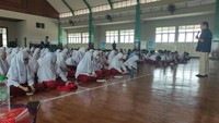 Diharapkan melalui kegiatan ini, dapat membuka wawasan kepada adik-adik di SD Al Hikmah ini terkait fungsi Kementerian Keuangan, dan yang paling penting dapat memahami bahwa uang pajak yang dibayarkan, dikembalikan lagi kepada rakyat dalam bentuk pembangunan. jelas Kepala Kantor Bea Cukai Sidoarjo, Rudy Hery Kurniawan dalam sambutannya. (Foto: Kemenkeu Mengajar 8 Surabaya)