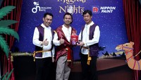 Raffi Ahmad sebagai salah satu influencer juga telah menggunakan seri Weatherbond Solareflect yang menjadi salah satu produk eksterior favorit karena bisa lindungi permukaan dinding luar dari cuaca ekstrem, tidak mudah pudar dan di tengah kondisi panasnya Jakarta, produk ini mampu mengurangi suhu permukaan sampai 5° Celcius, bikin rumah jadi sejuk dan hemat energi.