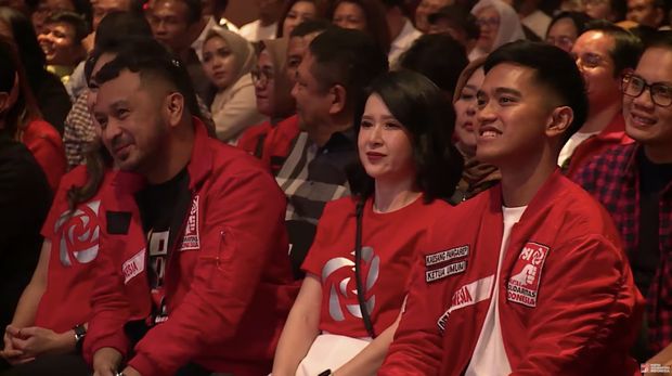 Ketua Umum Partai Solidaritas Indonesia (PSI) Kaesang Pangarep dalam Konser Pilpres Santuy 