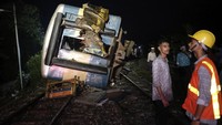 Kereta kargo menabrak kereta penumpang Egarosindhur Godhuli Express yang tengah menuju ke Dhaka.