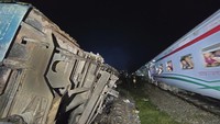 Kecelakaan bermula ketika kereta kargo menabrak gerbong belakang kereta penumpang Egarosindhur Godhuli Express. 