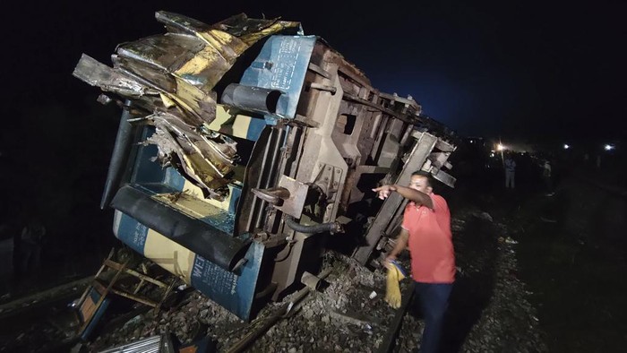 Dua kereta bertabrakan di timur laut Bangladesh, Selasa (24/10/2023). Akibat insiden itu, dilaporkan 17 orang tewas dan 100 orang lainnya terluka.