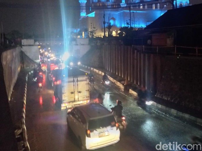 Kondisi Viaduk Gilingan Solo, Selasa (24/10/2023) malam.