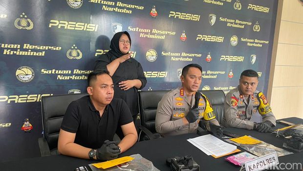Konferensi pers kasus pembunuhan karyawati di dekat lobi mal di Tanjung Duren, Jakbar (Devi Puspitasari/detikcom)