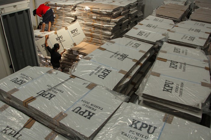 Pekerja menurunkan bilik suara Pemilu 2024 dari truk setibanya di gudang penampungan logistik KPU Makassar di Makassar, Sulawesi Selatan, Selasa (24/10/2023). KPU Kota Makassar menerima logistik Pemilu 2024 tahap pertama sebanyak 16.016 bilik suara berbahan karton duplex kedap air untuk kebutuhan di 4.004 Tempat Pemungutan Suara (TPS) pada Pemilu 2024. ANTARA FOTO/Arnas Padda/Spt.