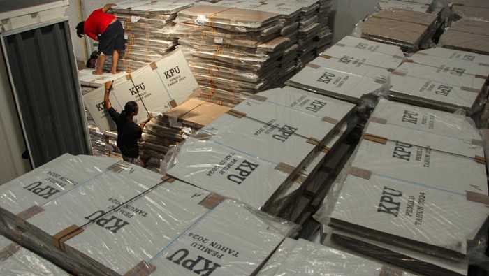KPU Makassar terima logistik bilik suara Pemilu 2024 Pekerja menurunkan bilik suara Pemilu 2024 dari truk setibanya di gudang penampungan logistik KPU Makassar di Makassar, Sulawesi Selatan, Selasa (24/10/2023). KPU Kota Makassar menerima logistik Pemilu 2024 tahap pertama sebanyak 16.016 bilik suara berbahan karton duplex kedap air untuk kebutuhan di 4.004 Tempat Pemungutan Suara (TPS) pada Pemilu 2024. ANTARA FOTO/Arnas Padda/Spt.