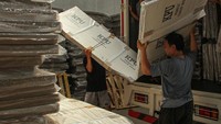 Pekerja menurunkan bilik suara Pemilu 2024 dari truk setibanya di gudang penampungan logistik KPU Makassar di Makassar, Sulawesi Selatan, Selasa (24/10/2023). ANTARA FOTO/Arnas Padda