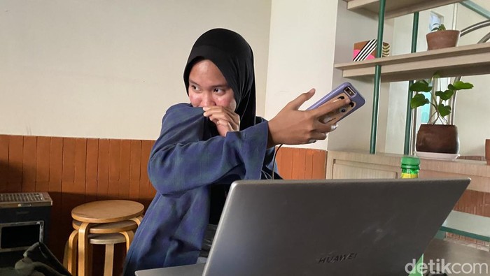 Lia tak menyangka dirinya benar-benar bau ikan setelah meliput di Pasar Ikan Pabean Surabaya.
