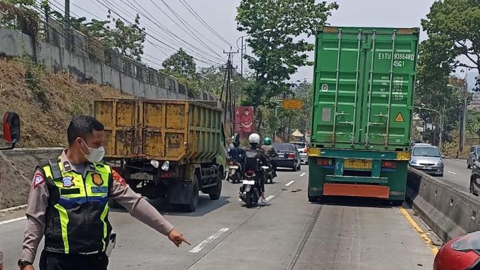Lokasi kecelakaan motor dan truk trailer di Bawen, Semarang, Selasa (24/10/2023).