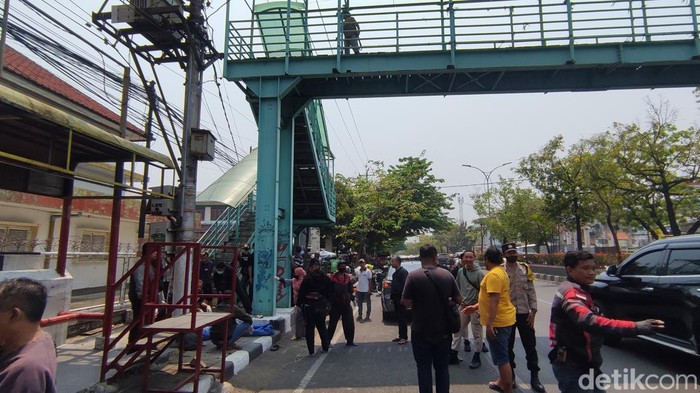 Lokasi tewasnya pria tanpa identitas usai jatuh dari JPO Jalan Jenderal Sudirman, Kota Semarang, Selasa (24/10/2023).