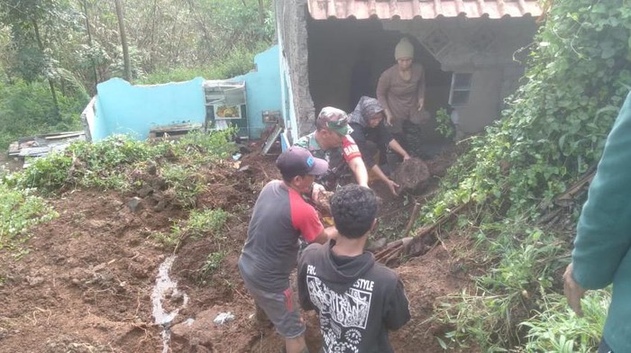 Longsor sebabkan satu rumah warga di Cianjur rusak.