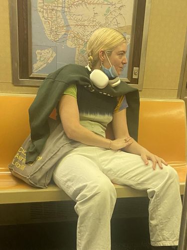 Penyanyi Lorde naik kereta bawah tanah di New York City, AS.