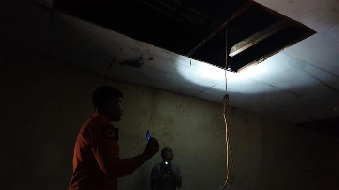 Satu rumah warga di Kota Makassar, Sulawesi Selatan (Sulsel) rusak diterjang angin puting beliung.